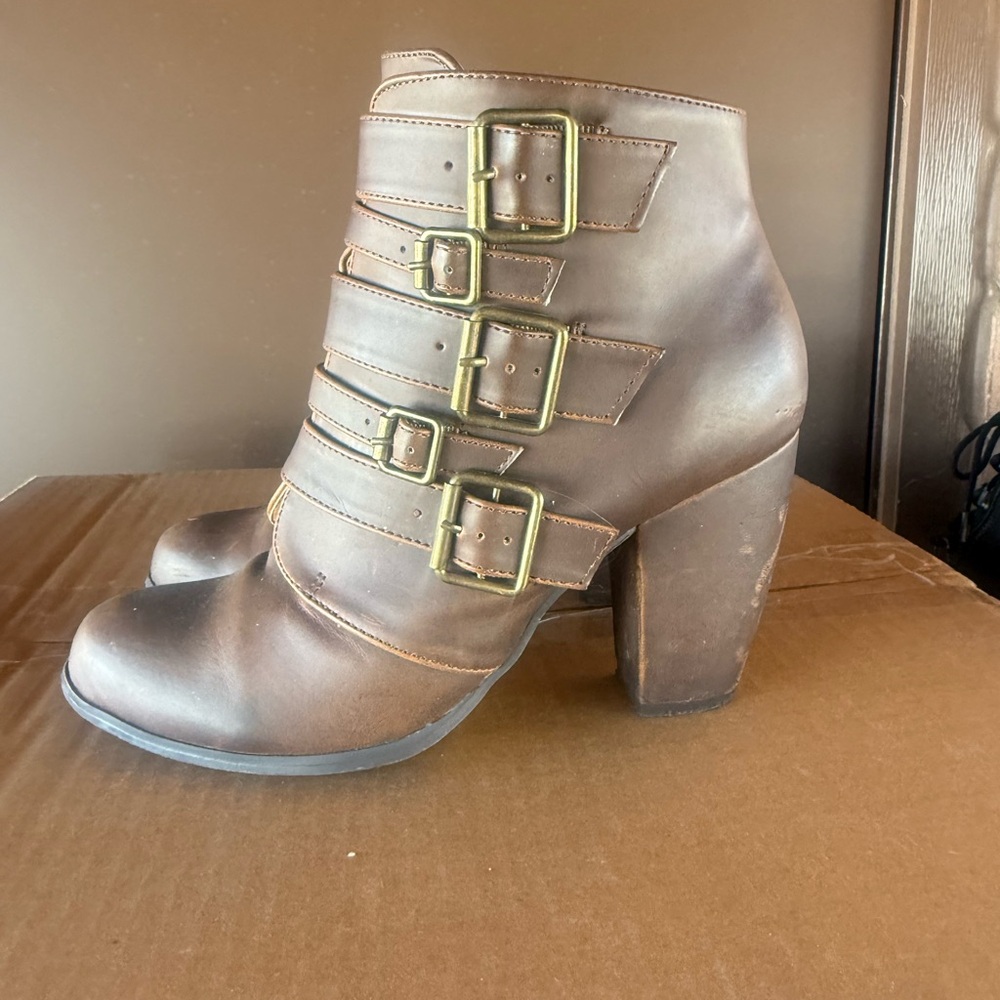 Elegant Brown Ankle Boots with Buckle Straps